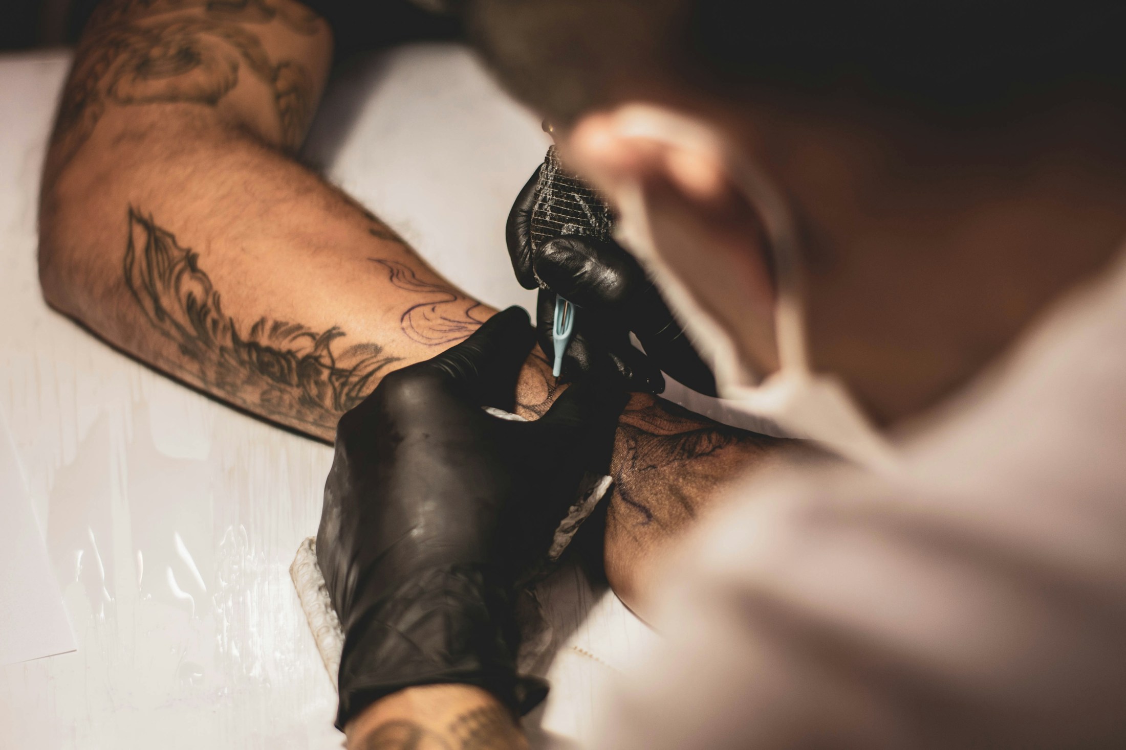 Tattoo-Artist bei konzentrierter Arbeit im Studio